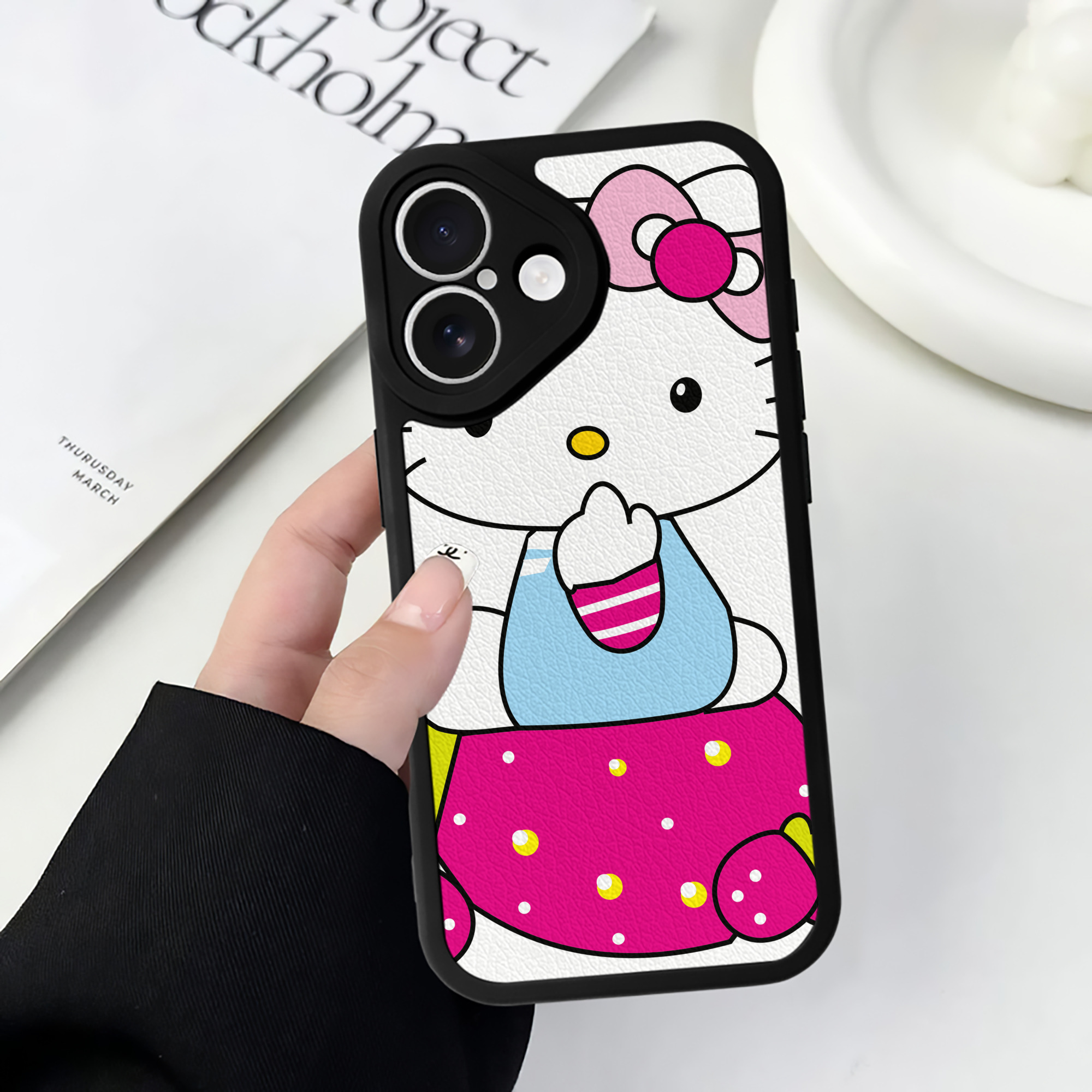 （画像用） Hello Kitty ハローキティ 【iPhone 16シリーズ対応】シリコンスマホケース（レザー調） 材質：シリコン